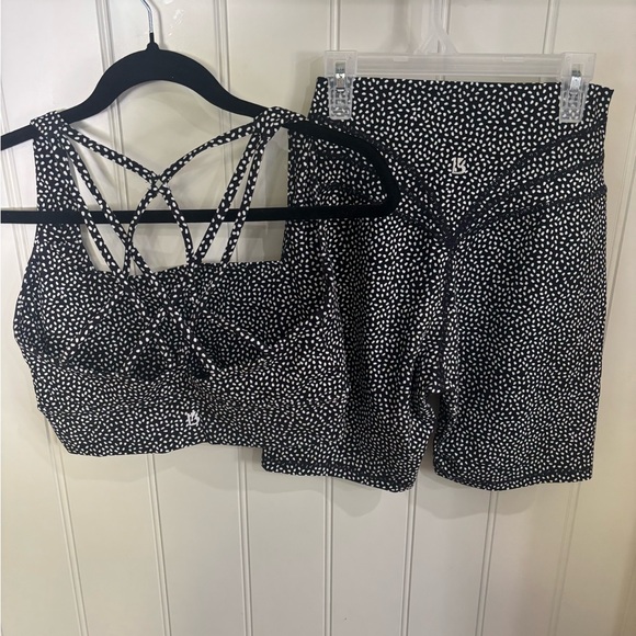 BuffBunny Black and White Patterned Activewear - Picture 2 of 6